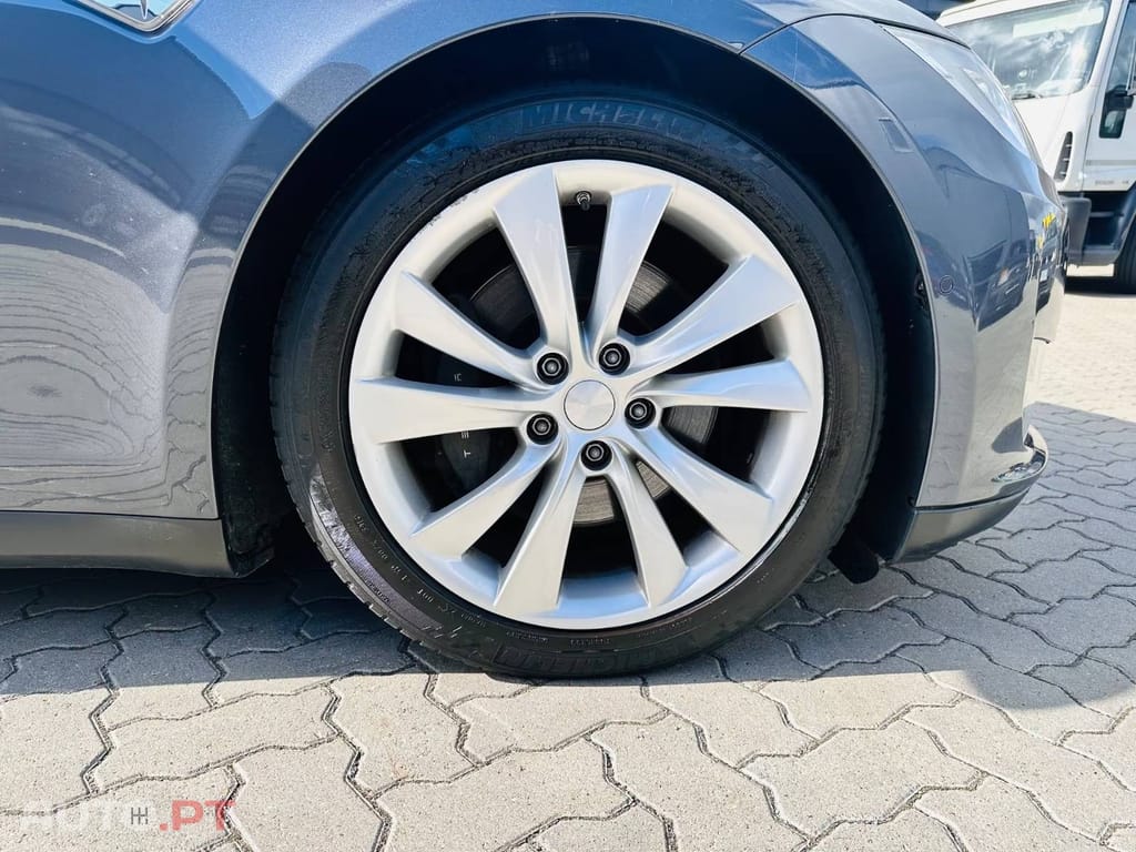 Tesla Model S 85D