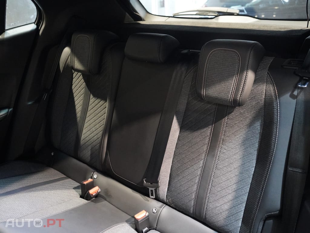 Peugeot 2008 1.2 Hybrid Allure e-DCS6