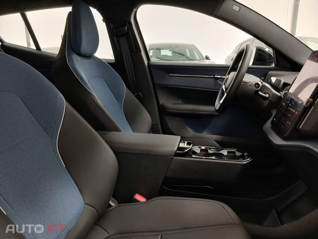 Volvo EX30 69 kWh Single Motor Extended Range Black Edition