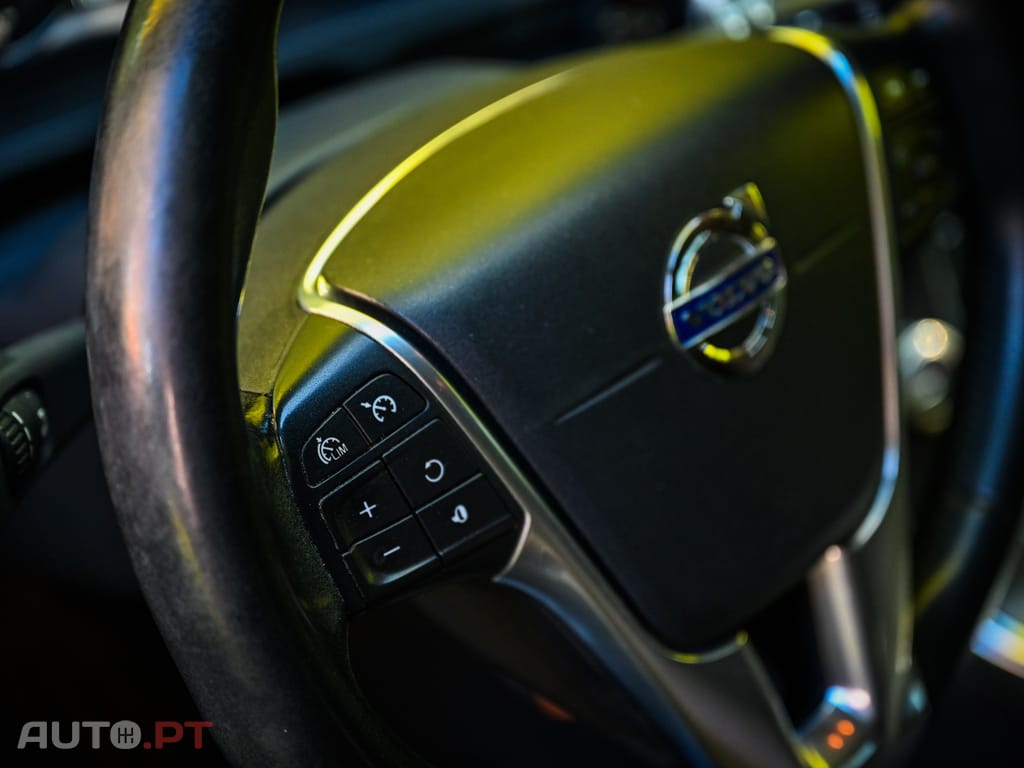 Volvo V60 2.4 D6 R-Design Momentum AWD Phev