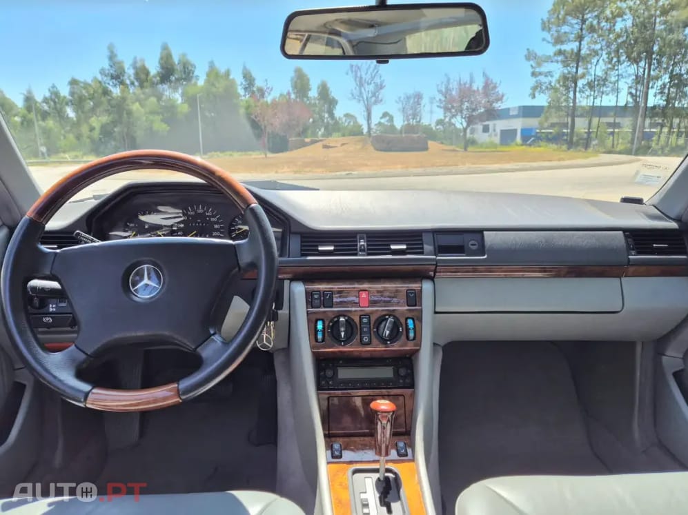 Mercedes-Benz 230 Outro