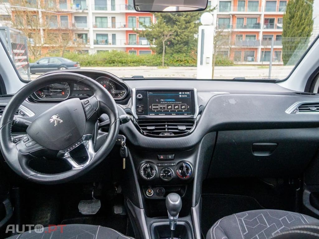 Peugeot 2008 PureTech 110 GPF Stop&Start EAT6 Signature