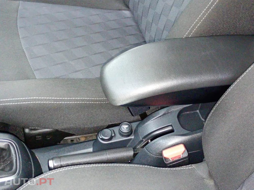 Citroën C-Elysée 1.6 BlueHDi Exclusive — fotografia 18