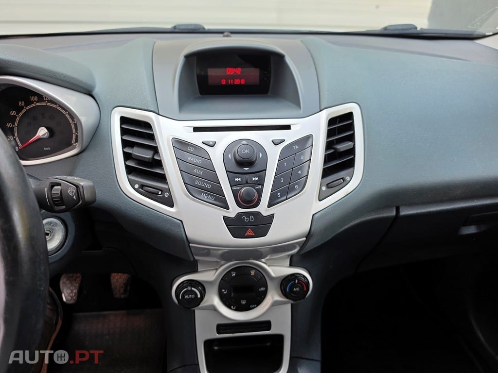 Ford Fiesta 1.4 TDCi Titanium — fotografia 10
