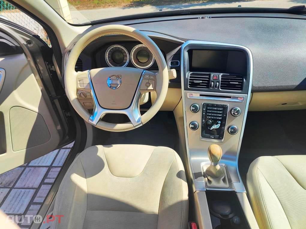 Volvo XC60 2.0 Momentum 164cv / 149  mês