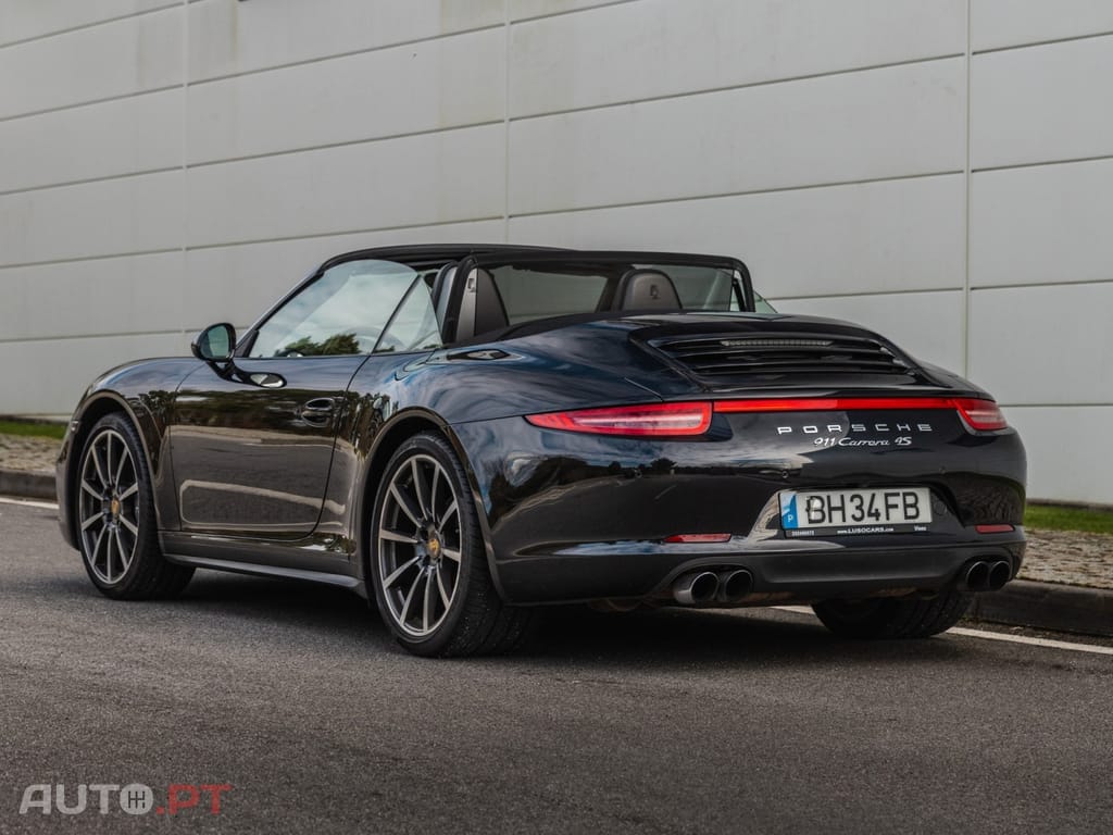 Porsche 911 Carrera 4 Cabriolet PDK Black Edition