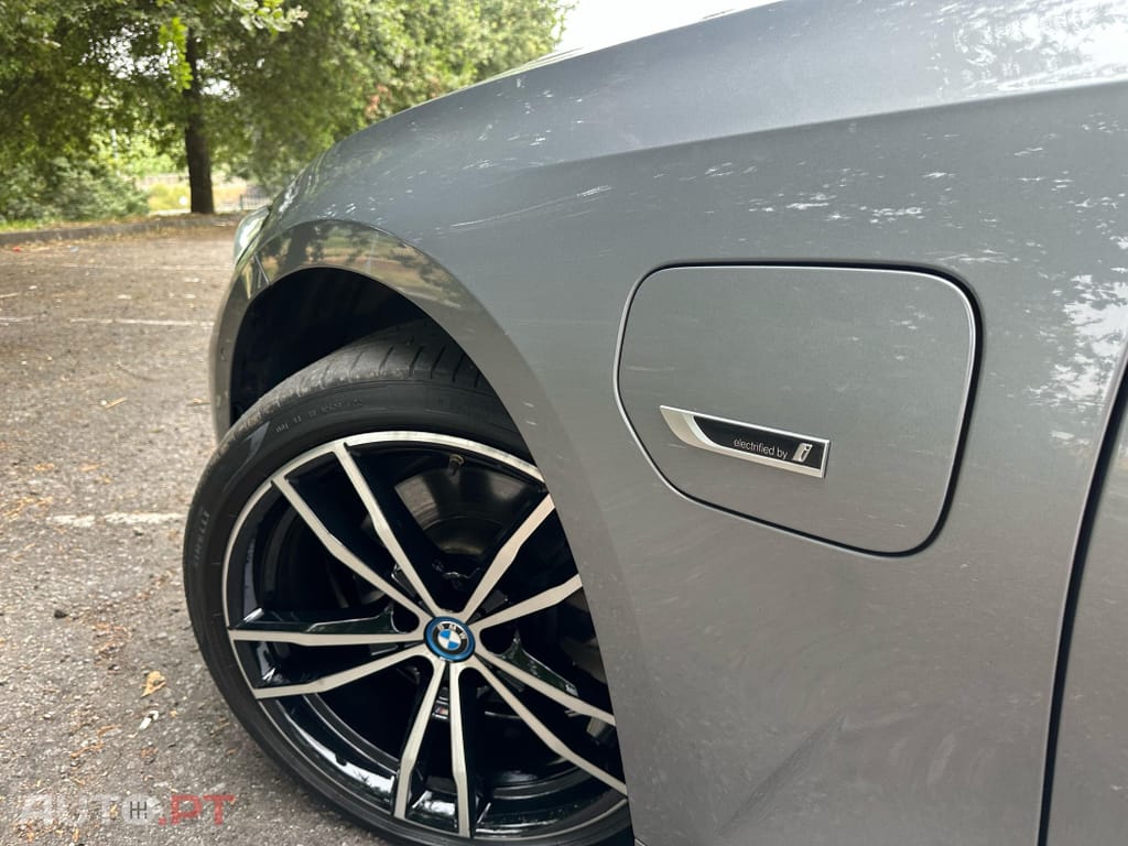 BMW 330 e Touring Pack Desportivo M Auto