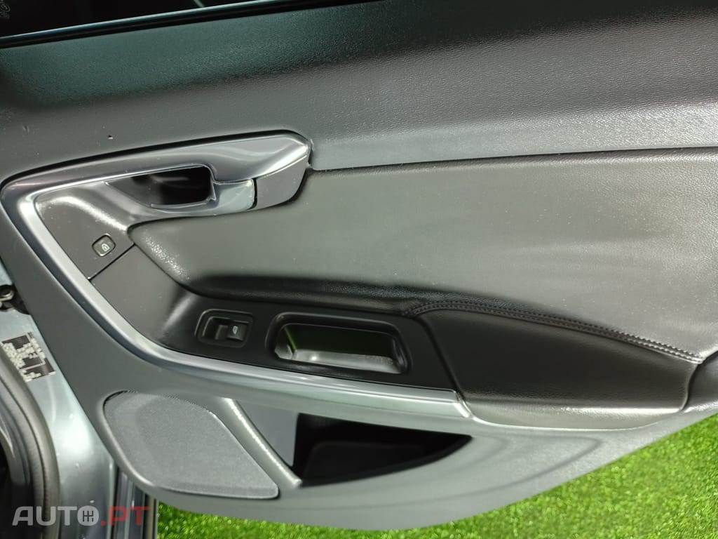 Volvo V60 2.0 D2 R-Design Momentum