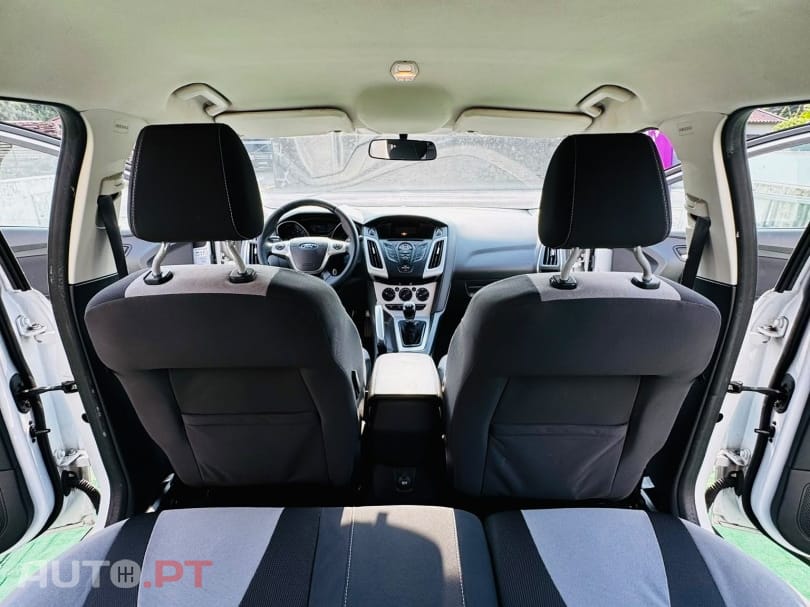 Ford Focus 1.0 EcoBoost S&S Champions Edition — fotografia 25