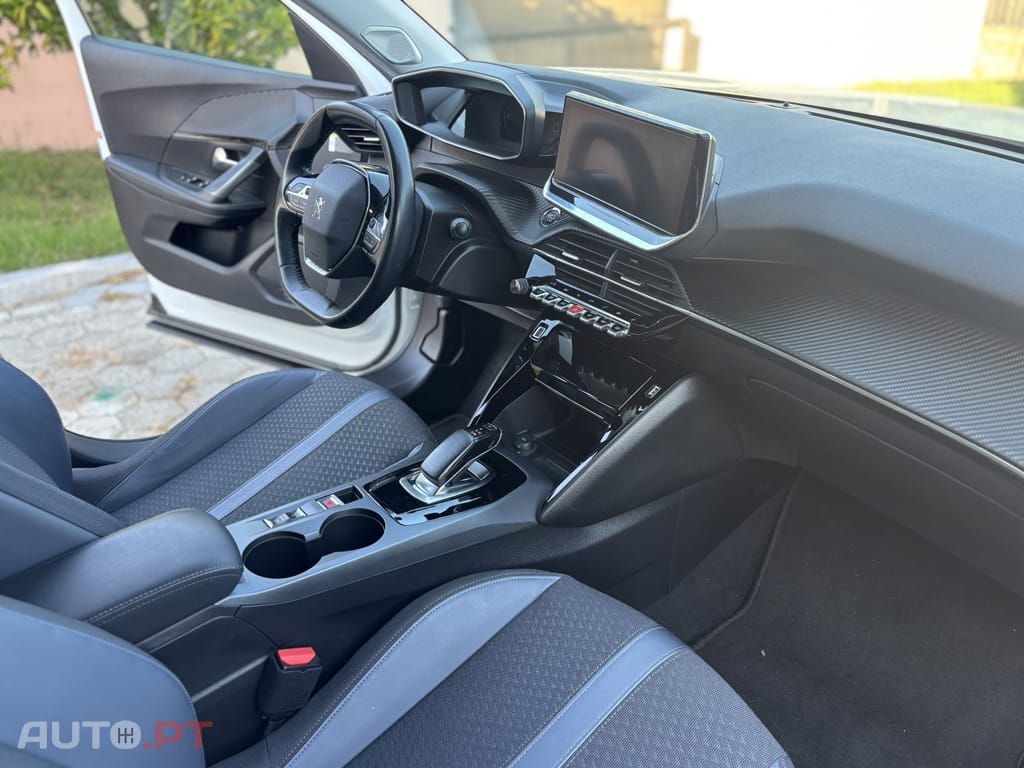 Peugeot E-2008 50 kWh Allure Pack