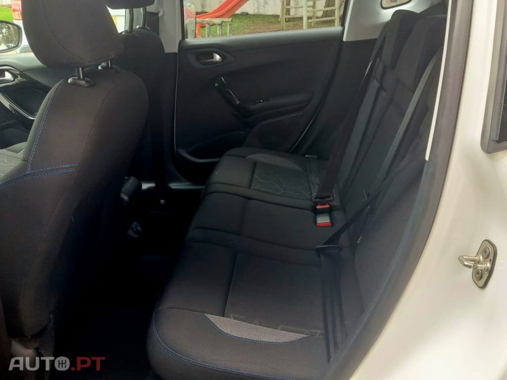 Peugeot 2008 1.2 PureTech Signature