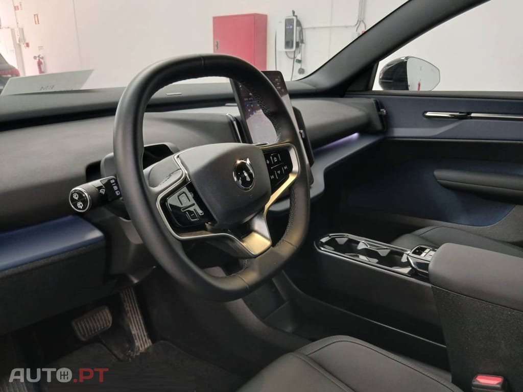 Volvo EX30 69 kWh Single Motor Extended Range Black Edition