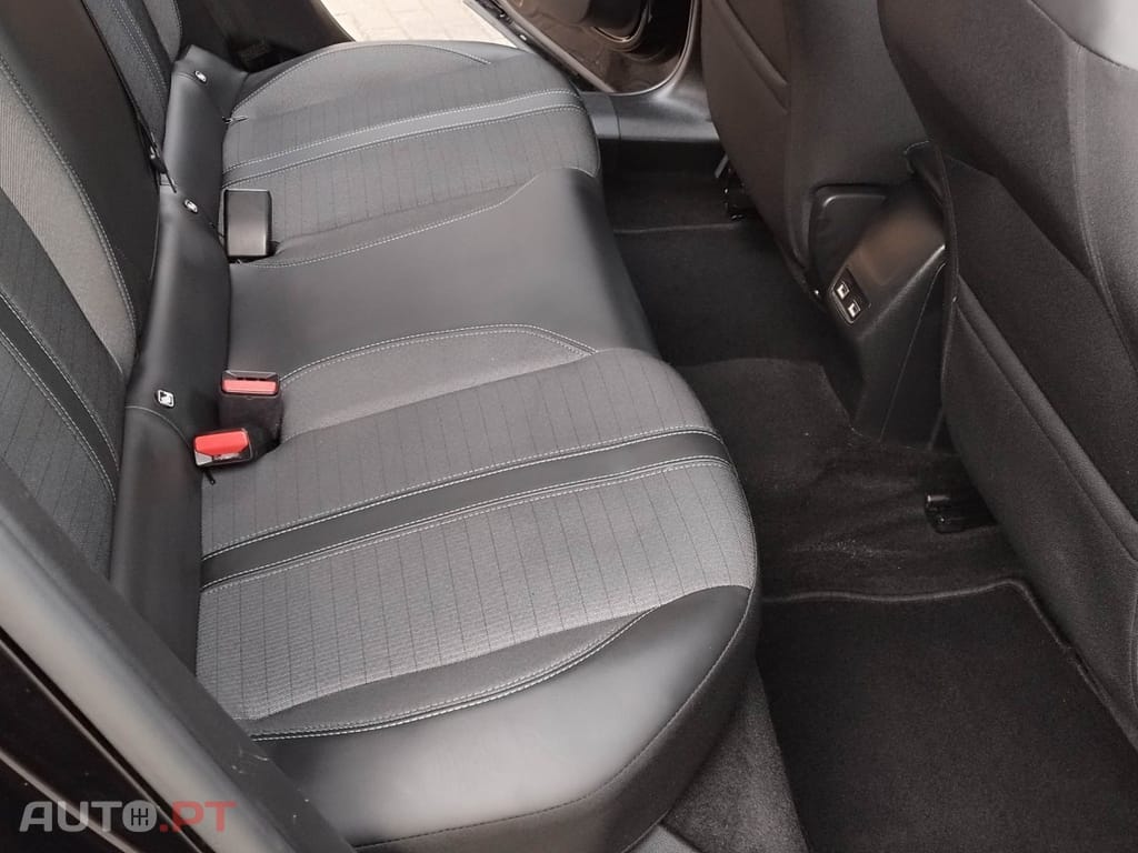 Peugeot E-2008 50 kWh Allure