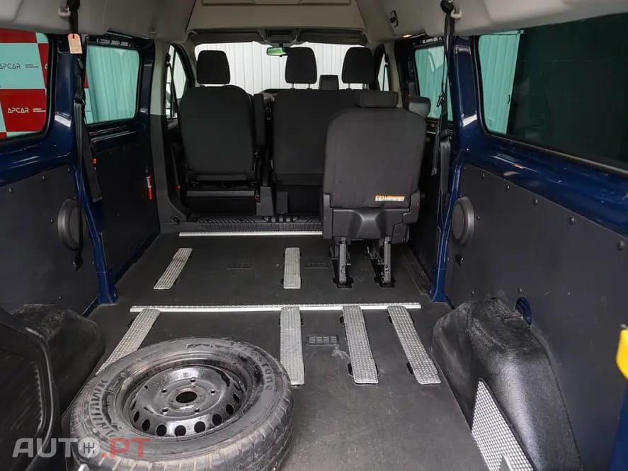 Ford Transit Custom Adaptada p/ 3 cadeiras de rodas