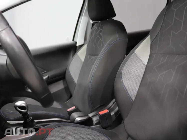 Peugeot 2008 1.5 BlueHDi Style — fotografia 18