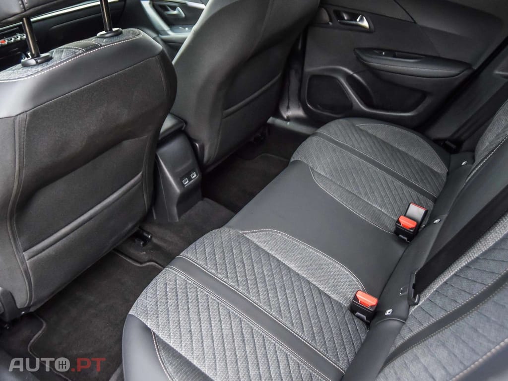 Peugeot 2008 1.2 Hybrid Allure e-DCS6