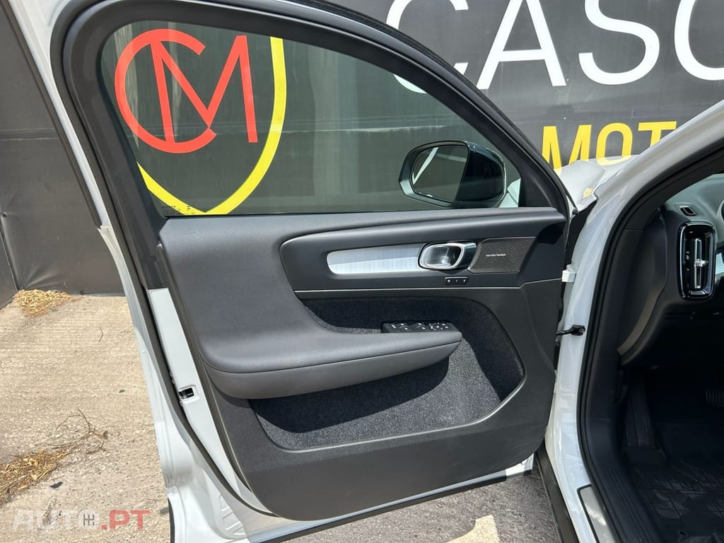 Volvo XC40 2.0 B3 Plus Dark