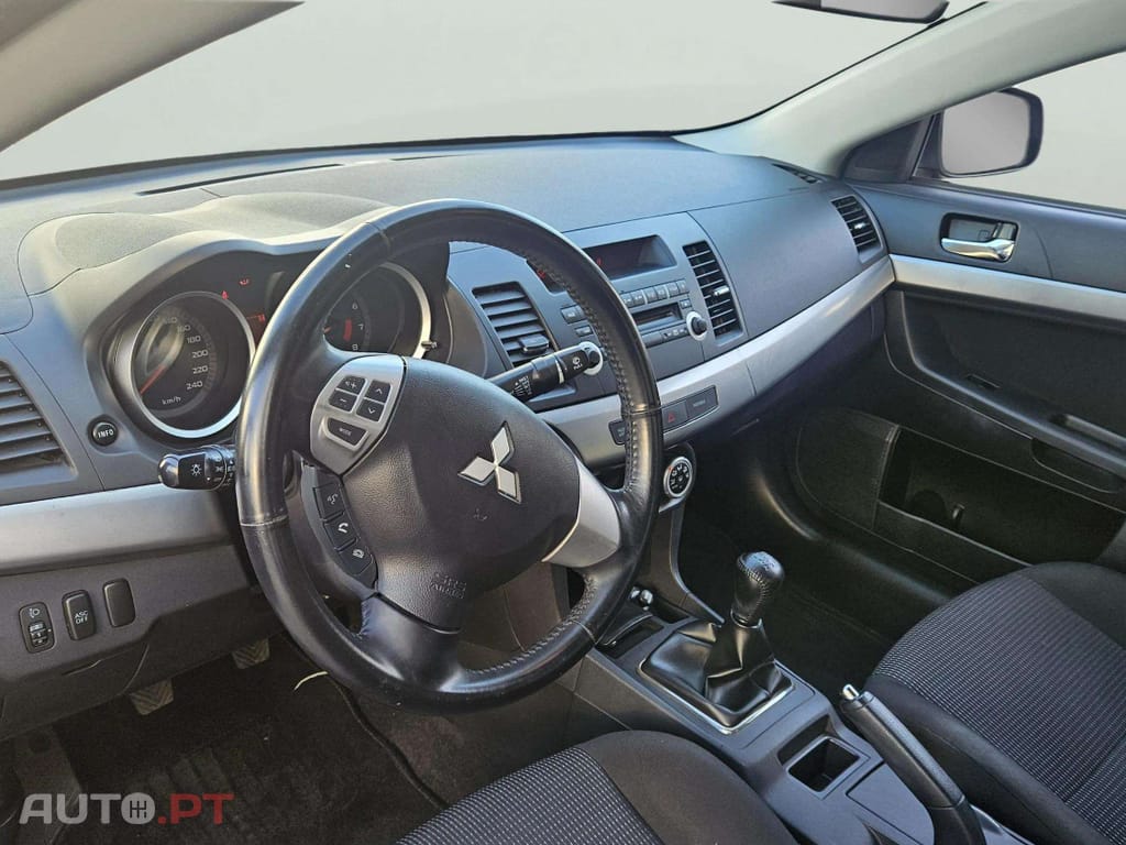 Mitsubishi Lancer 1.5 Invite