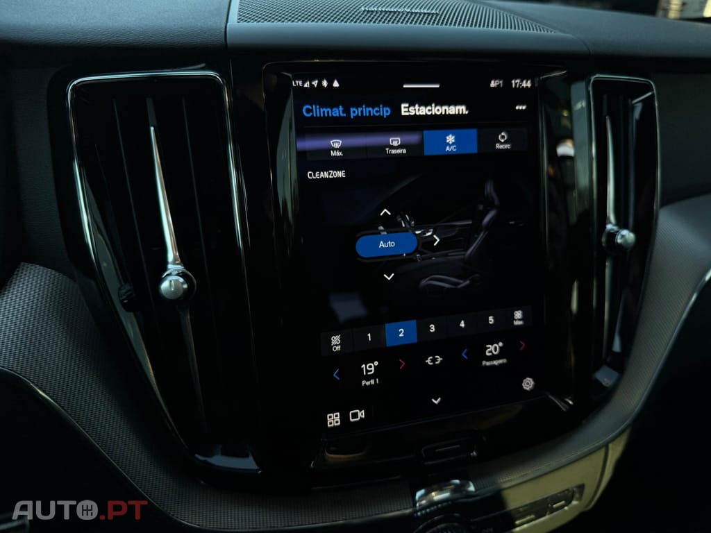 Volvo XC60 2.0 T6 PHEV R-Design AWD