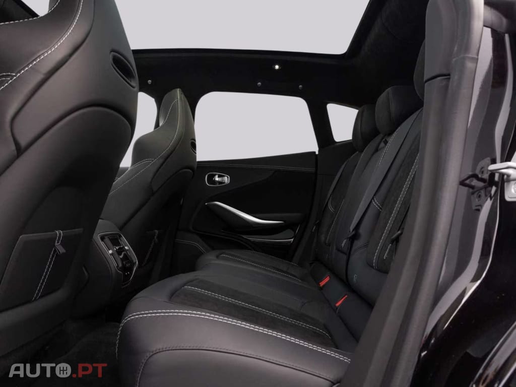 Aston Martin DBX V8