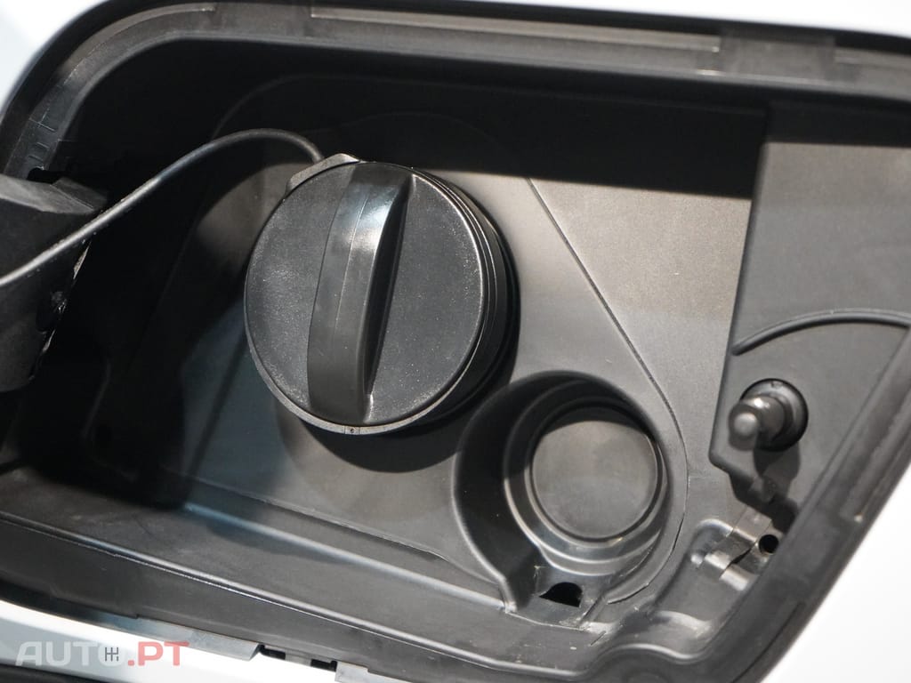 Peugeot 2008 1.2 Hybrid Allure e-DCS6