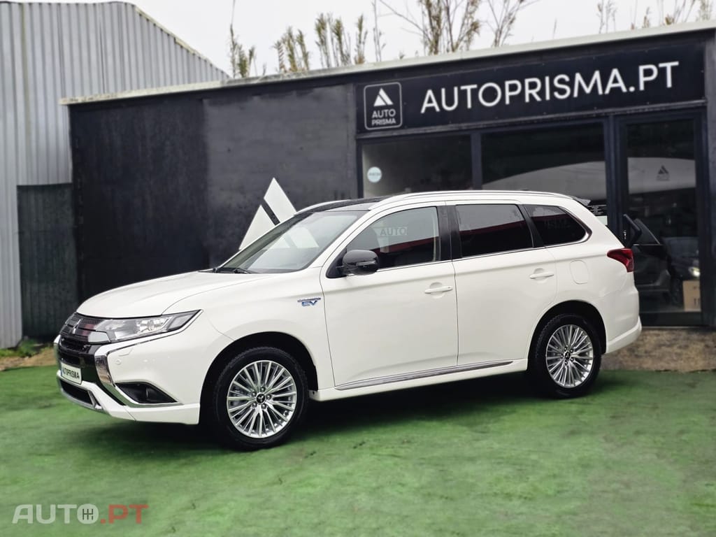 Mitsubishi Outlander 2.4L PHEV TWIN MOTOR 4WD INVITE