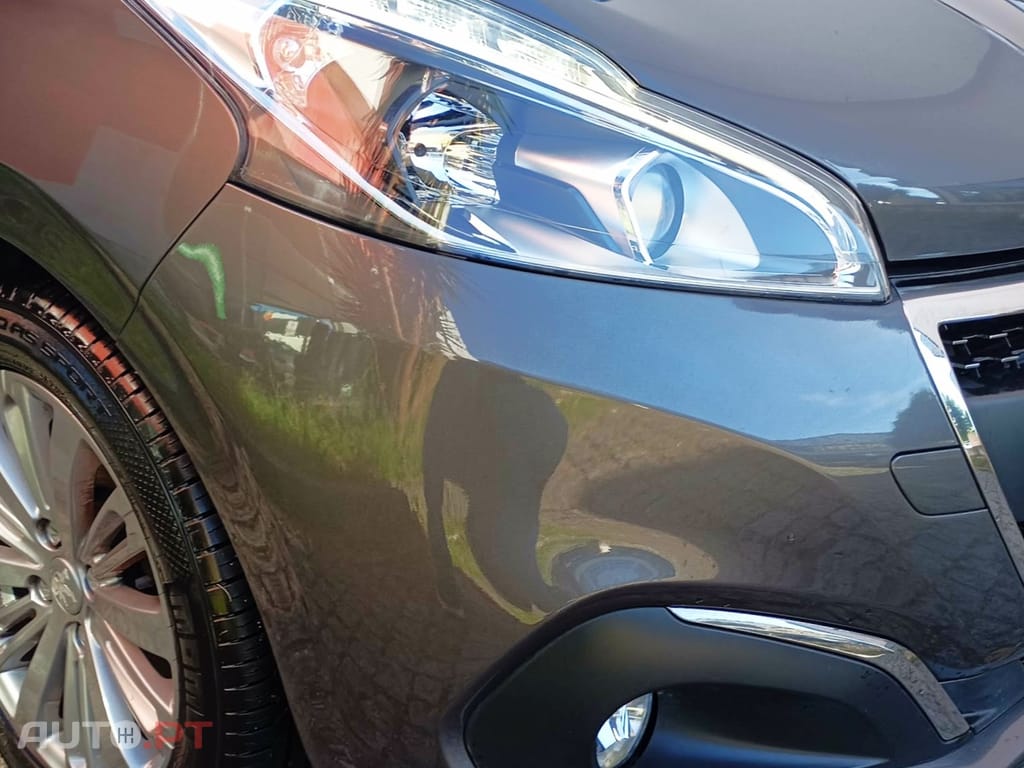 Peugeot 208 1.2 PureTech Signature 82 cv–Nacional