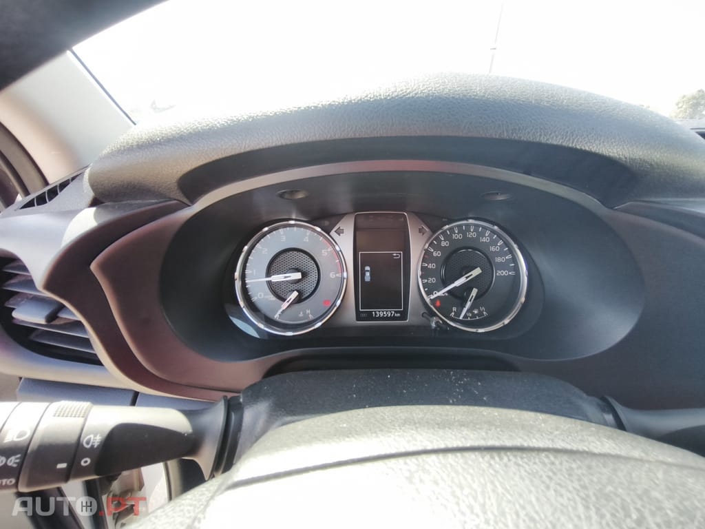 Toyota Hilux 2.4 D-4D 2WD CE CM 3L