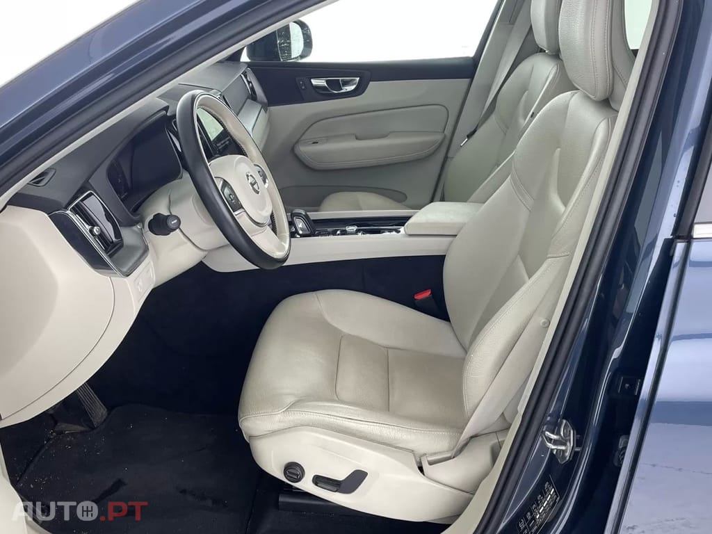 Volvo XC60 2.0 B4 Momentum Plus