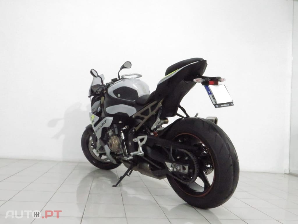 BMW S .