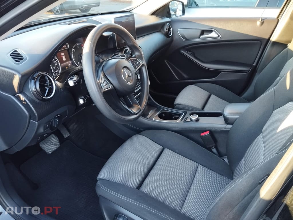 Mercedes-Benz GLA 180 automático