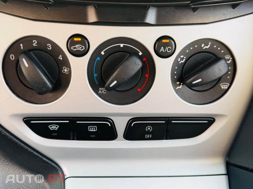 Ford Focus 1.0 EcoBoost S&S Champions Edition — fotografia 15