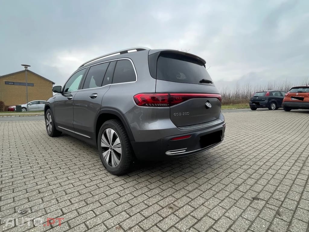 Mercedes-Benz EQB 250 - 7 lugares