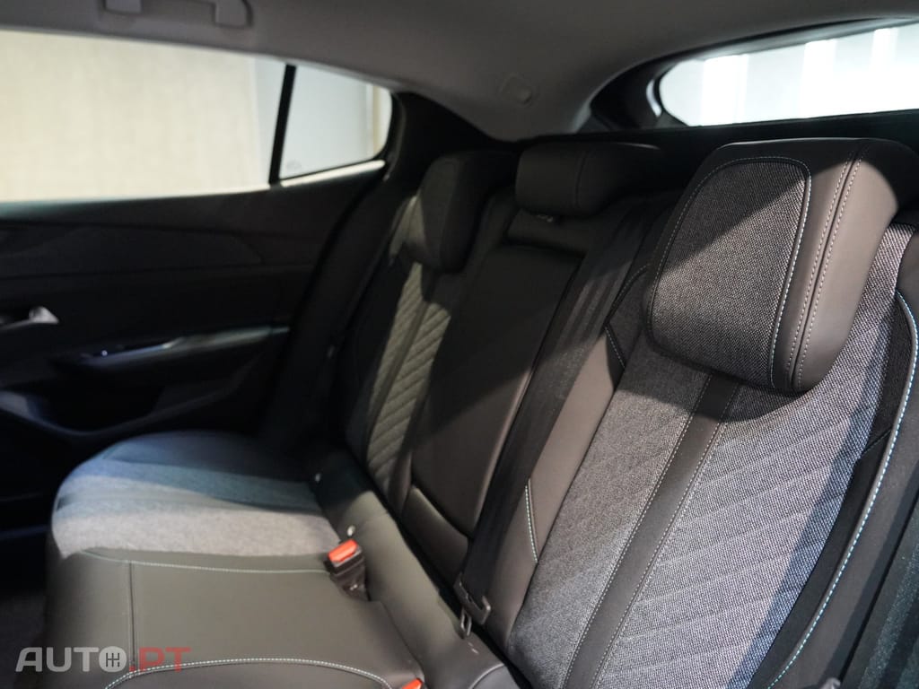 Peugeot 408 1.2 PureTech Allure EAT8