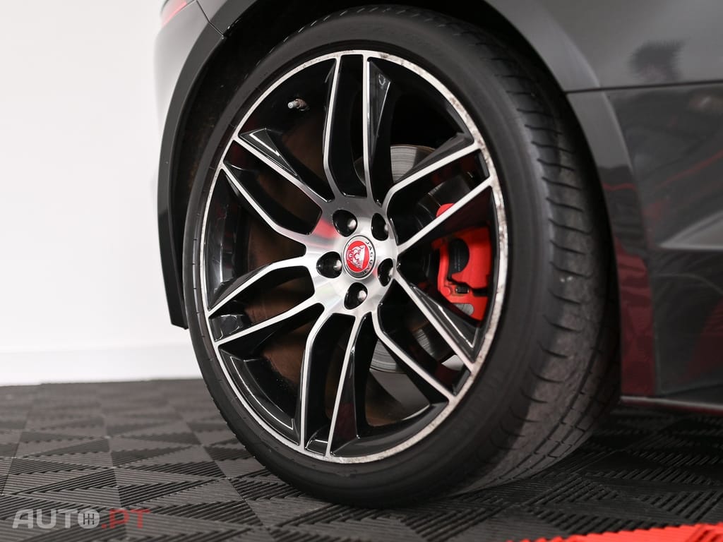 Jaguar F-Type 2.0 i4 Chequered Flag