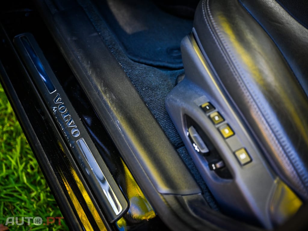 Volvo V60 2.4 D6 R-Design Momentum AWD Phev