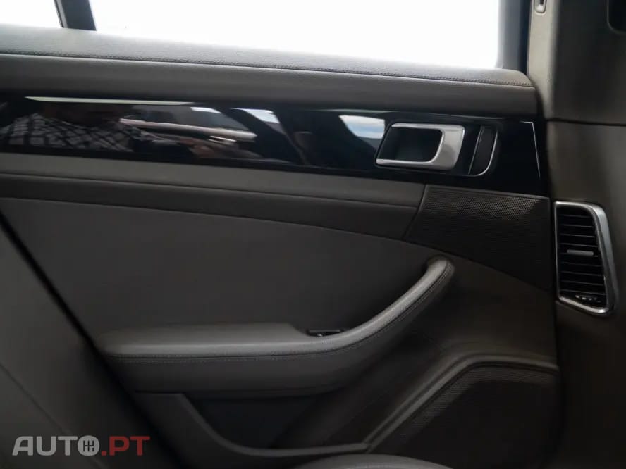Porsche Panamera 4 E-Hybrid Platinum Edition