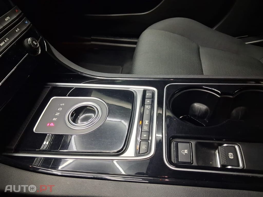 Jaguar XE 2.0 D Prestige Aut. — fotografia 9