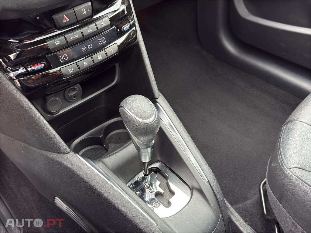Peugeot 208 PureTech 110 Stop & Start EAT6 Signature