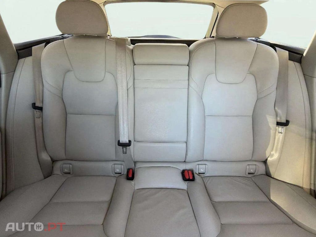 Volvo V90 2.0 D4 Momentum Plus