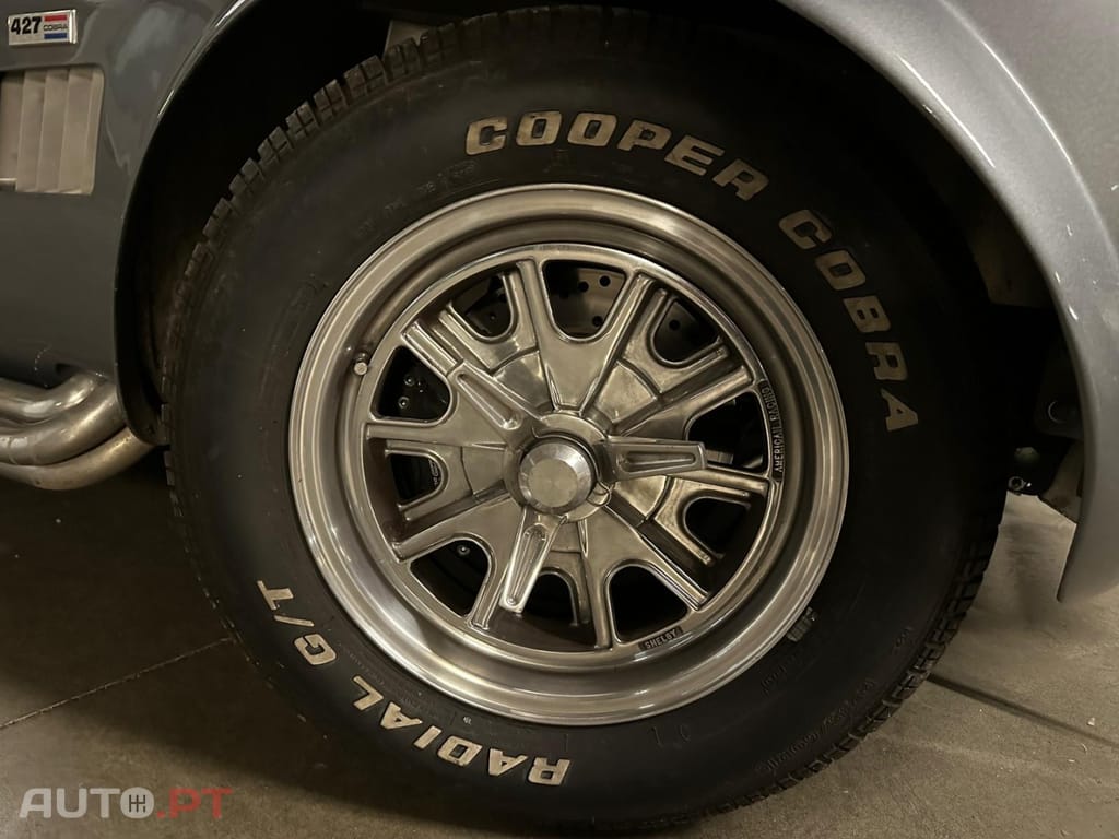 AC Cobra V8
