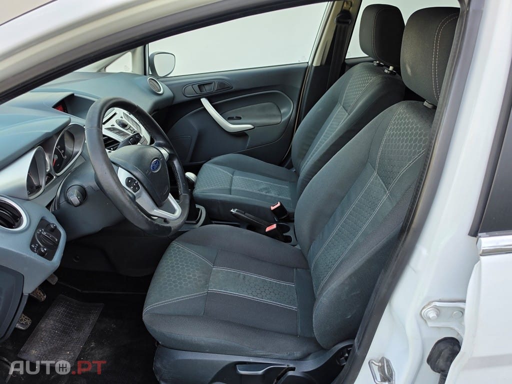 Ford Fiesta 1.4 TDCi Titanium — fotografia 8