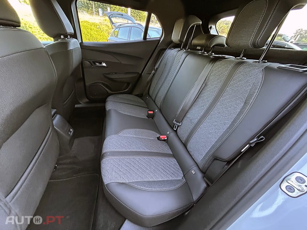 Peugeot E-2008 50 kWh Allure Pack
