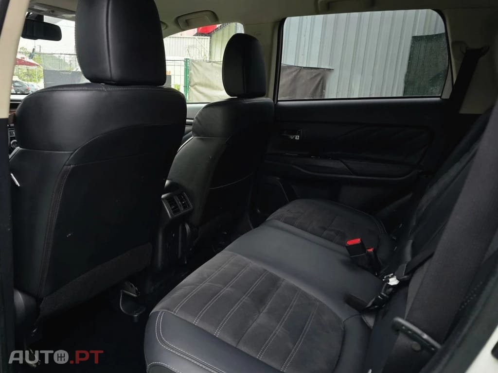 Mitsubishi Outlander 2.4L PHEV TWIN MOTOR 4WD INVITE