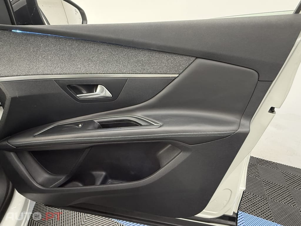 Peugeot 3008 1.2 PureTech Allure Grip Control EAT6