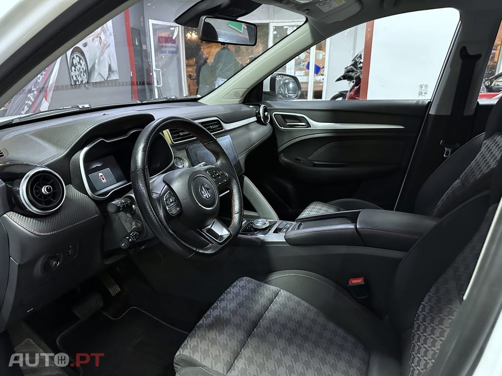 MG ZS Standard Luxury