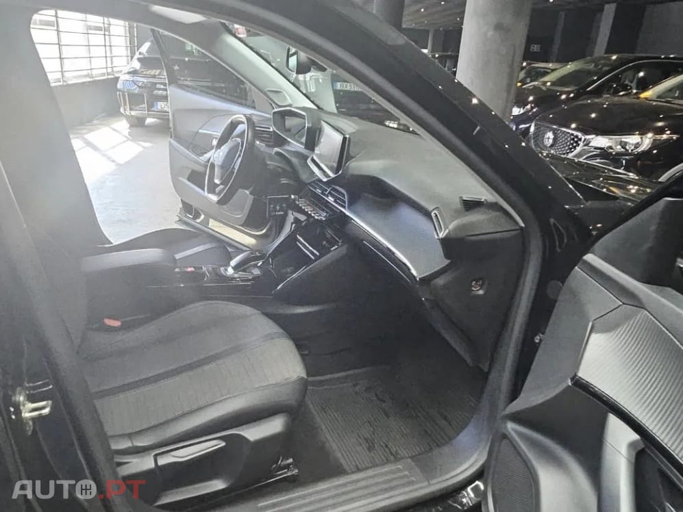 Peugeot E-2008 50 kWh Allure Pack