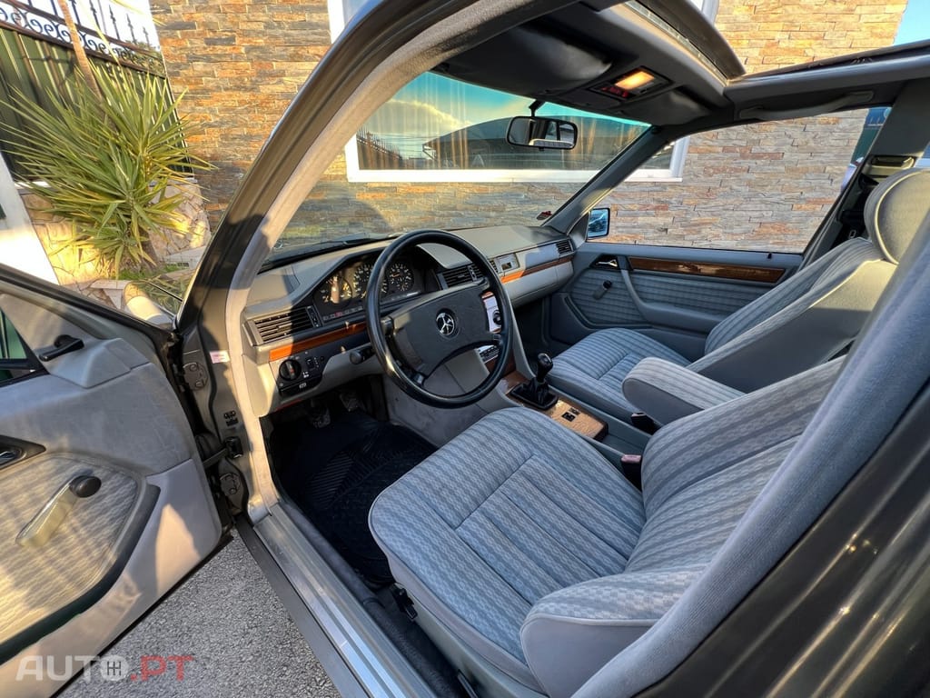 Mercedes-Benz W124 300 D