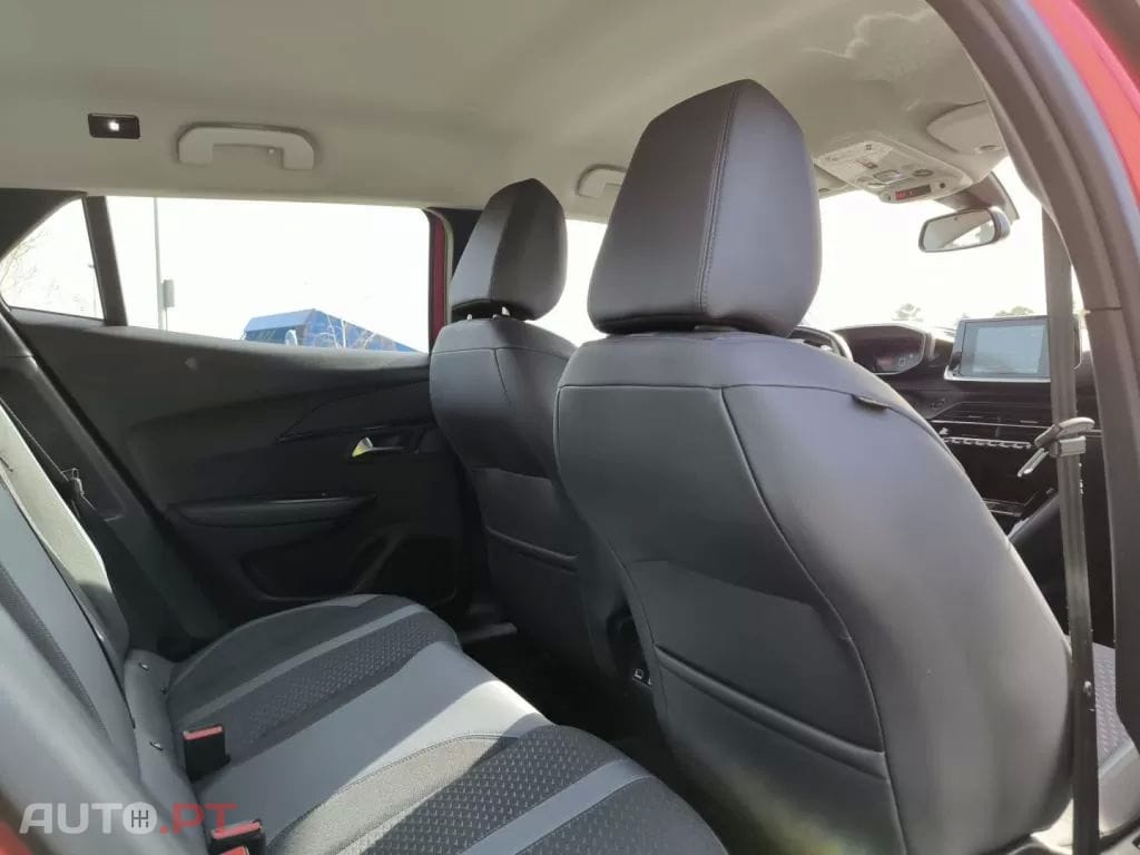 Peugeot E-2008 50 kWh Allure Pack