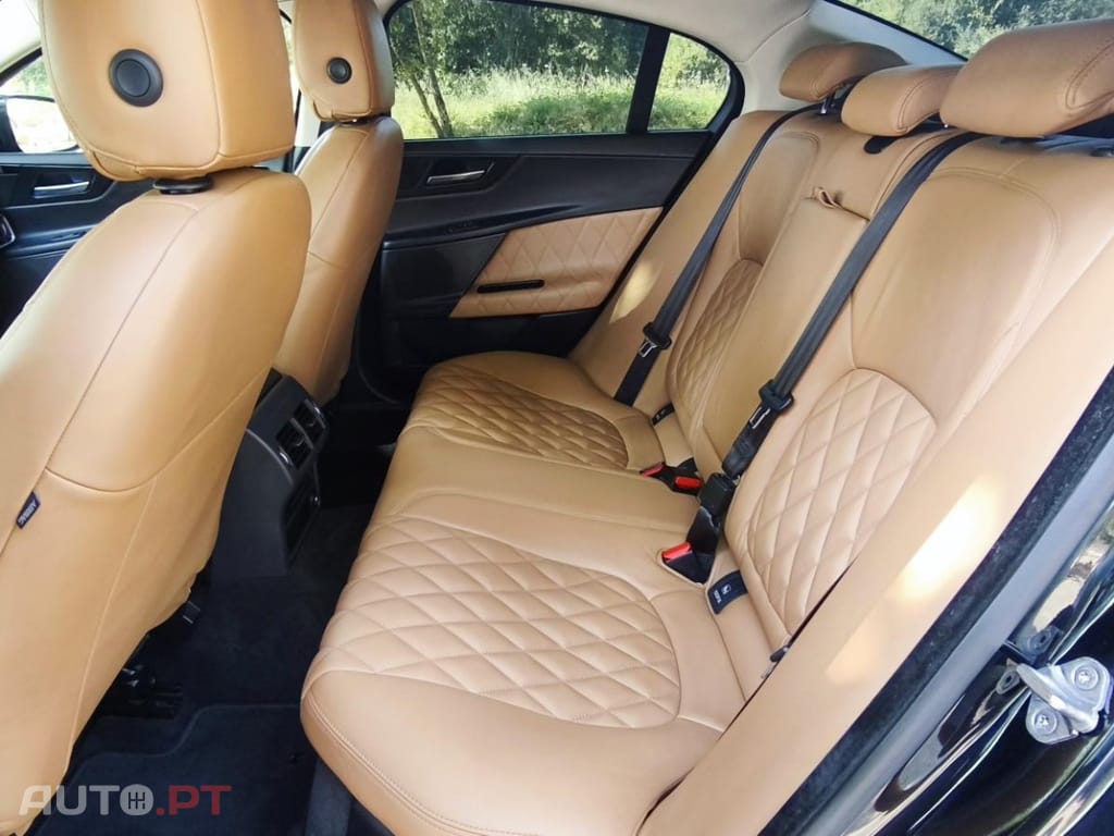 Jaguar XE 2.0 D Portfolio Aut.